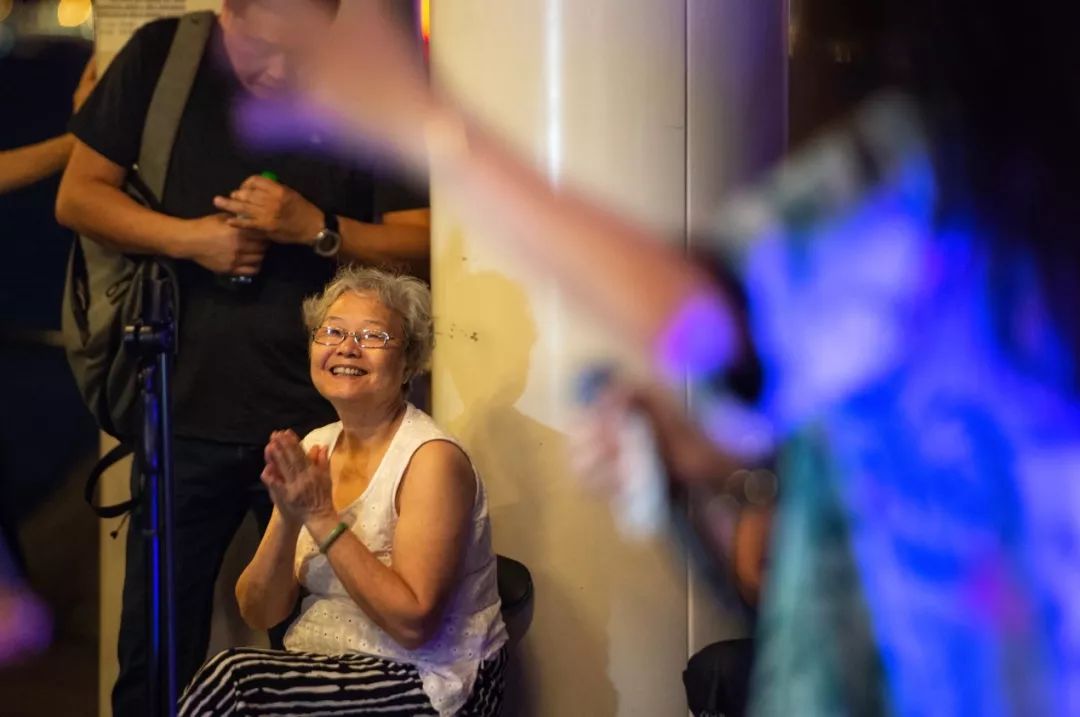 香港街头的甜歌,香港街头的爱情故事歌曲