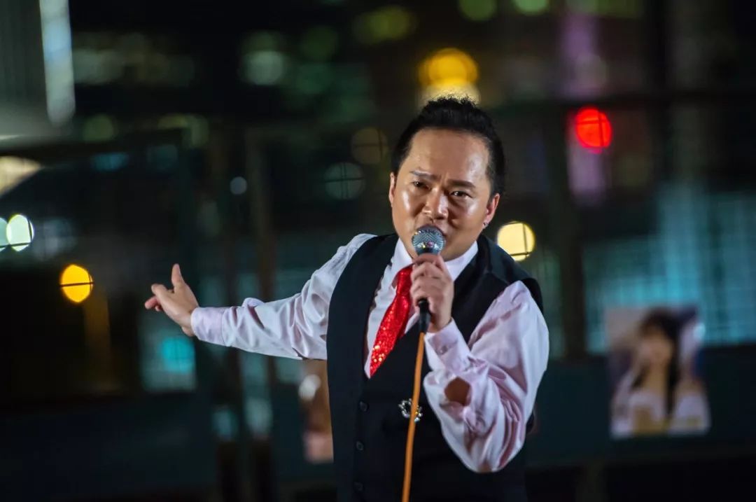 香港街头的甜歌,香港街头的爱情故事歌曲