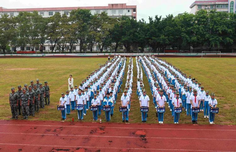 农垦中学初一五班军训视频,海南省农垦实验中学军训视频