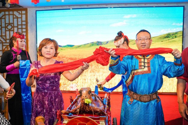 百位网红齐聚草原一岁羊开业庆典享蒙古之夜品全羊晚宴