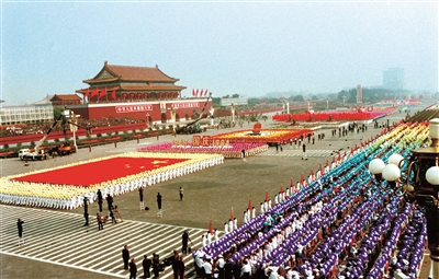 敬礼，向着*安门天**的方向