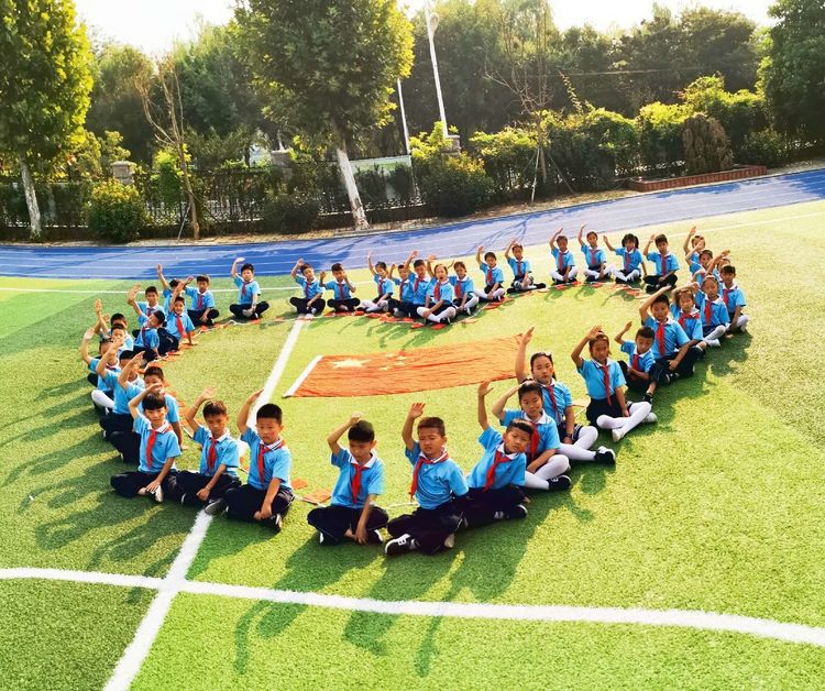 我和祖国共成长争做美德少年内容,我与祖国共成长小学活动