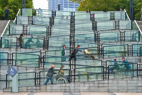 每100人有6个残疾人，出门像翻一座山，一个坡道要拐8个弯，中国轮椅推出去有多难