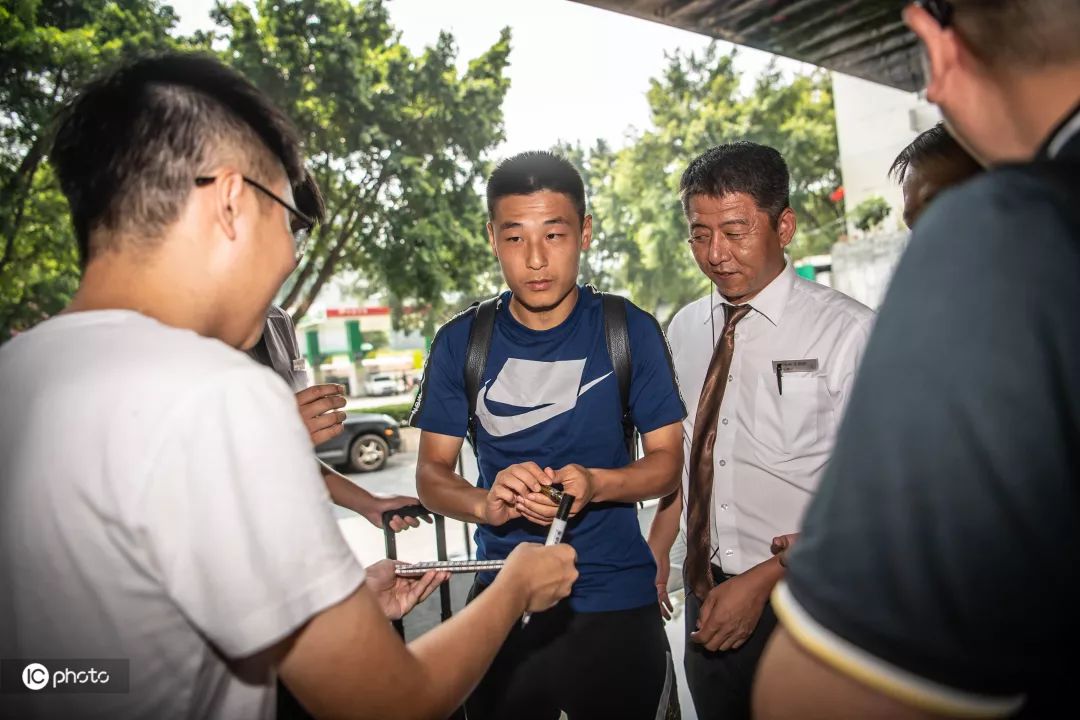 直击国足12强赛备战日本直播,直击国足主场迎战新加坡