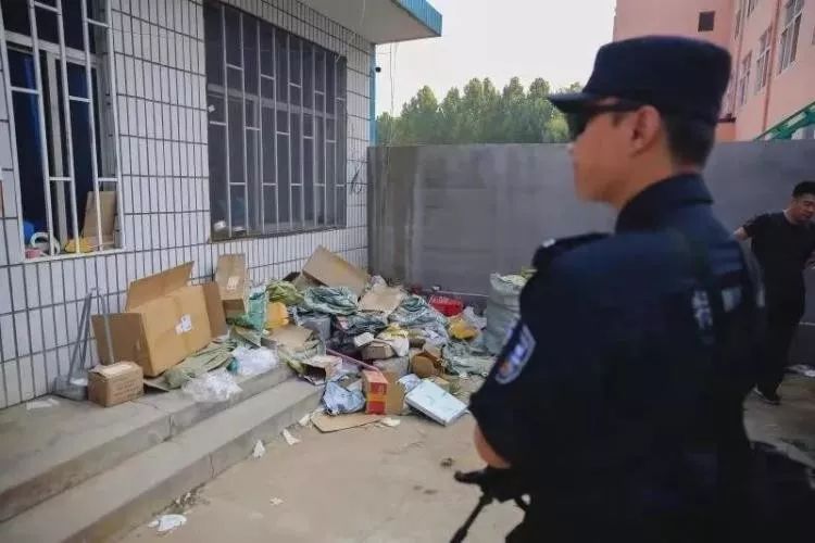 阿迪耐克曝光假货,青岛阿玛尼