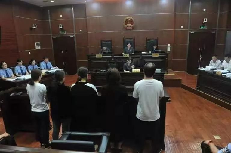 首例！医院院长伪造“宫颈贴膜治疗”项目，骗取多名病人治疗费案件开庭