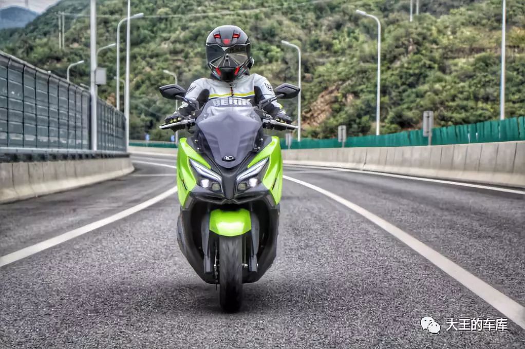 300cc大踏板不知道怎么选？看这篇准没错！——光阳CT300、三阳joymaxZ300、阿普利亚SRMAX300横评