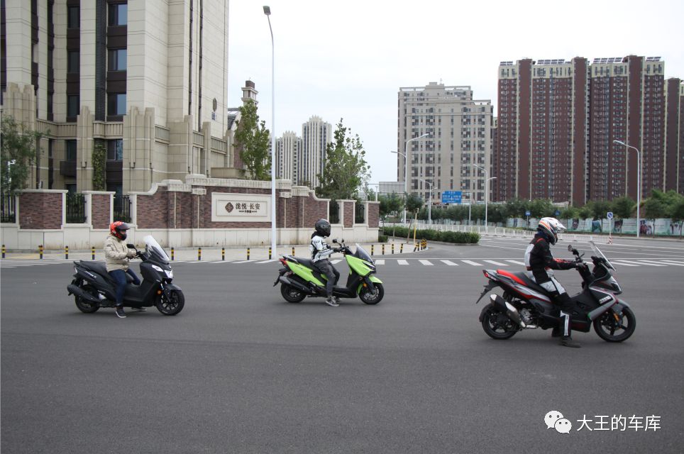 300cc大踏板不知道怎么选？看这篇准没错！——光阳CT300、三阳joymaxZ300、阿普利亚SRMAX300横评