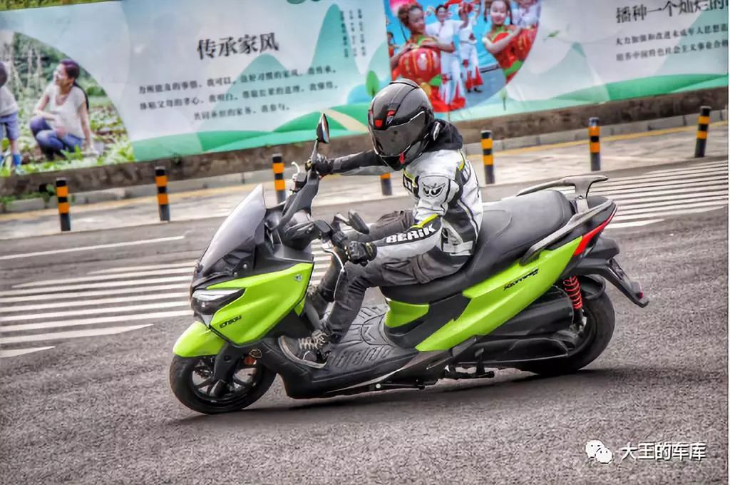 300cc大踏板不知道怎么选？看这篇准没错！——光阳CT300、三阳joymaxZ300、阿普利亚SRMAX300横评