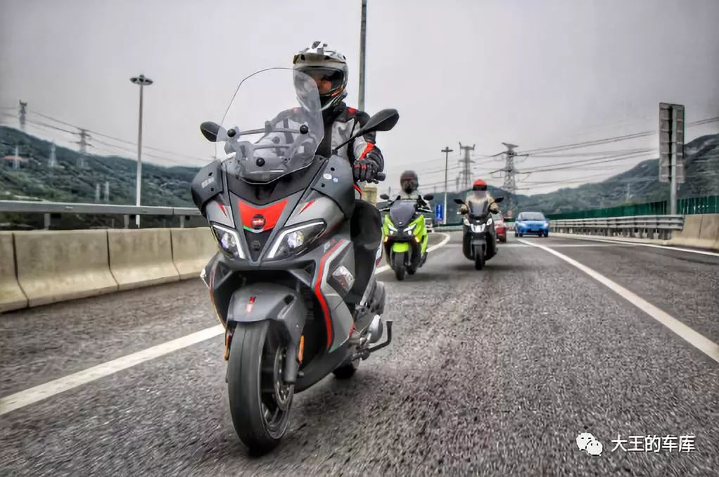 300cc大踏板不知道怎么选？看这篇准没错！——光阳CT300、三阳joymaxZ300、阿普利亚SRMAX300横评