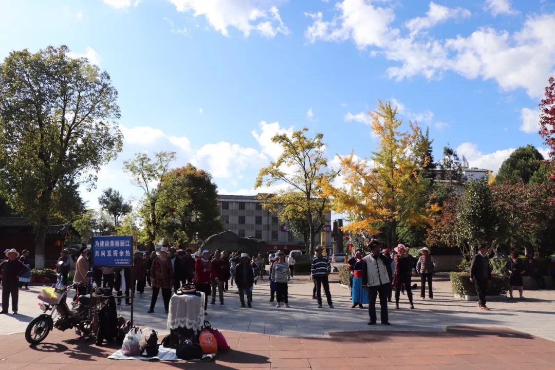 遛鸟、背水、广场舞……丽江人的柔软时光里“暗藏玄机”