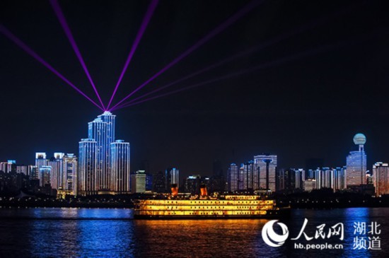 创军人光荣筑世界和平的英语,展军人风采筑世界和平