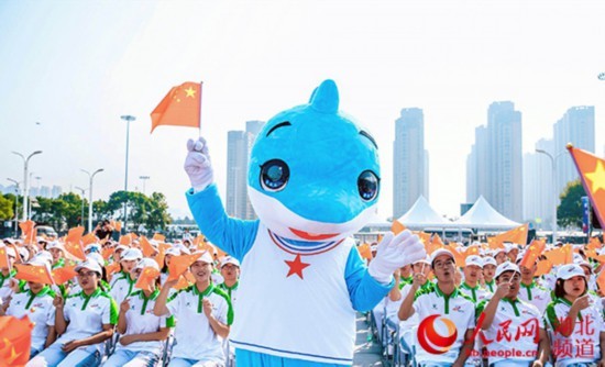 创军人光荣筑世界和平的英语,展军人风采筑世界和平