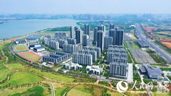 创军人光荣筑世界和平的英语,展军人风采筑世界和平