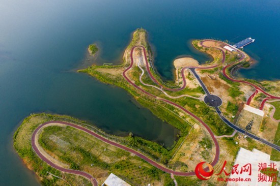 创军人光荣筑世界和平的英语,展军人风采筑世界和平