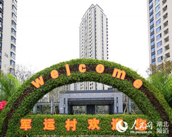 创军人光荣筑世界和平的英语,展军人风采筑世界和平