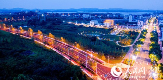 创军人光荣筑世界和平的英语,展军人风采筑世界和平