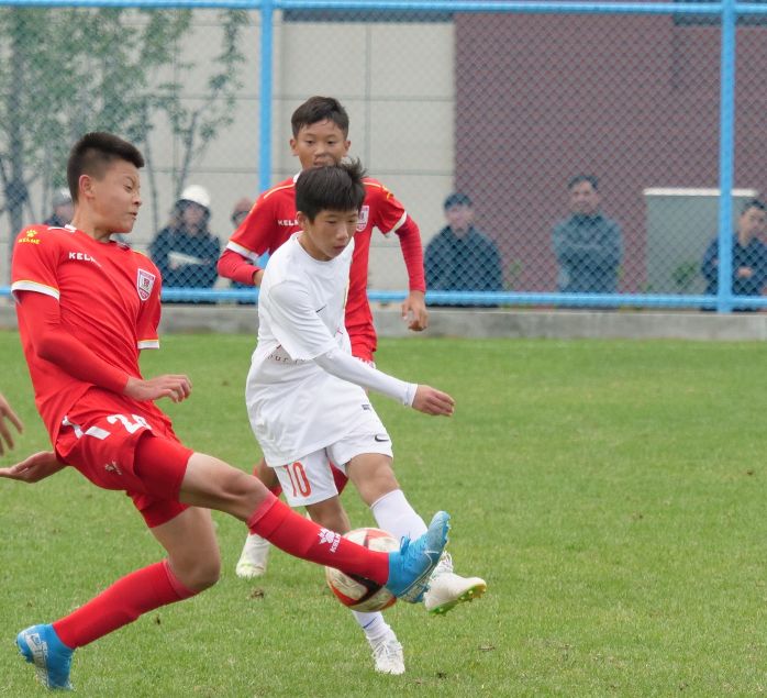 借“高利贷”上足校，重庆妈妈卖麻辣烫撑起2个足球梦