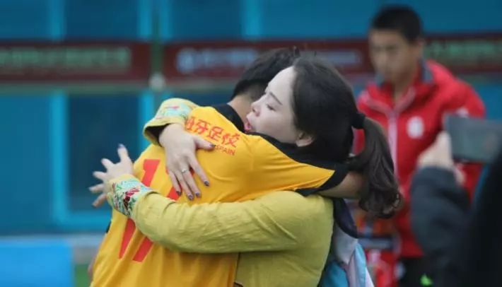 借“高利贷”上足校，重庆妈妈卖麻辣烫撑起2个足球梦