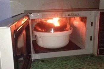 千万别把它们放进微波炉,不能放进微波炉的8样东西