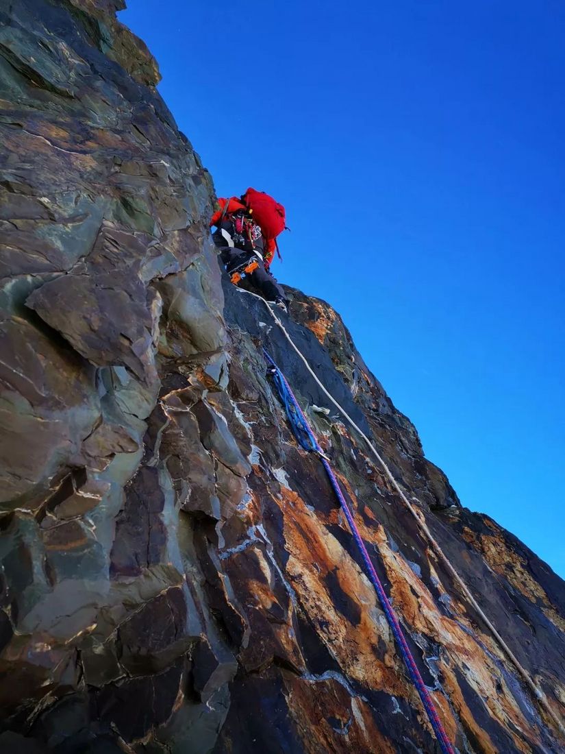 博格达峰登顶记录,李宗利登顶8千米以上的山