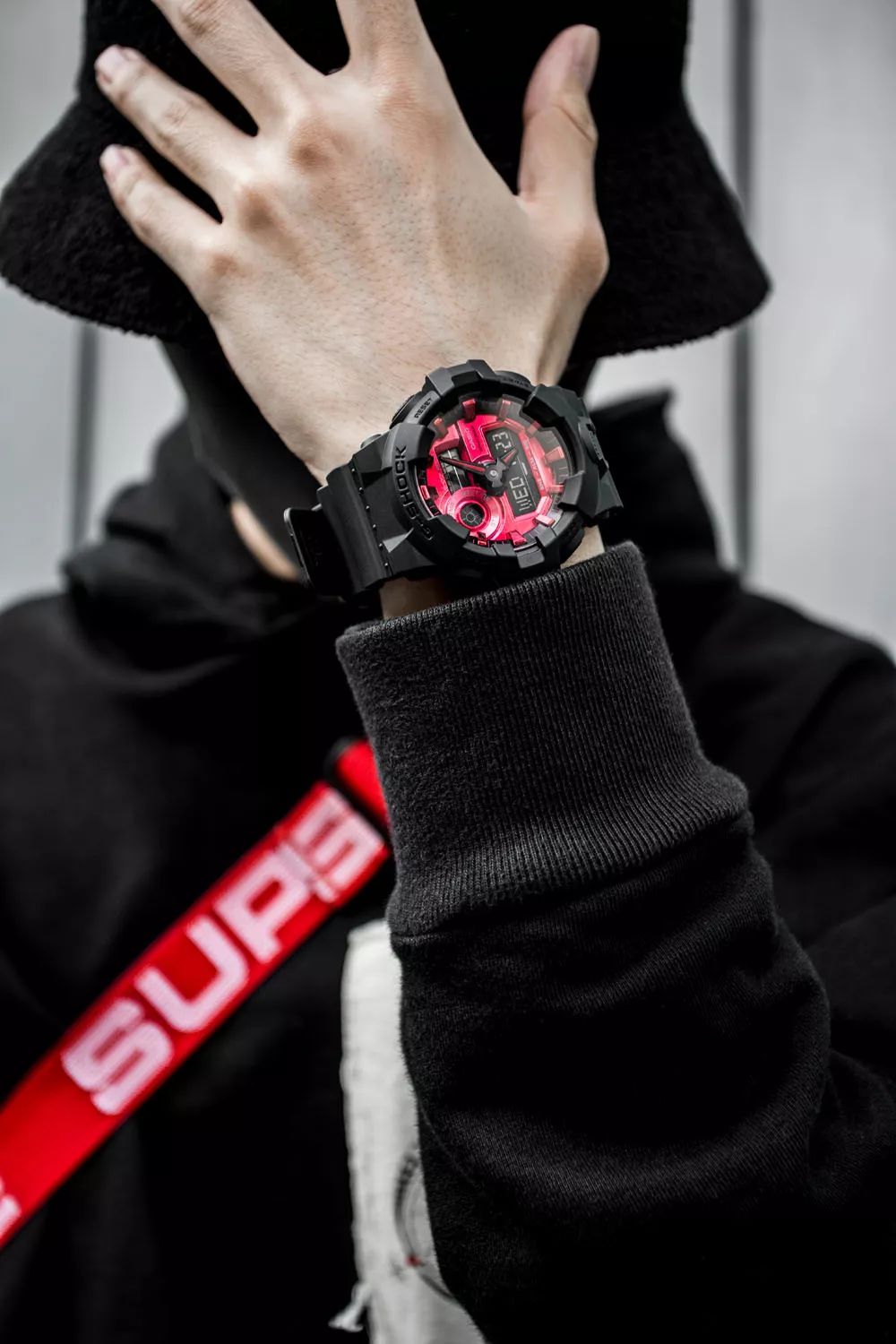 坐拥数千球鞋，满屋潮流玩具！他可能才是国内最潮的明星