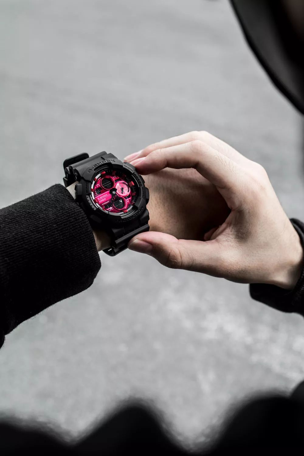 坐拥数千球鞋，满屋潮流玩具！他可能才是国内最潮的明星