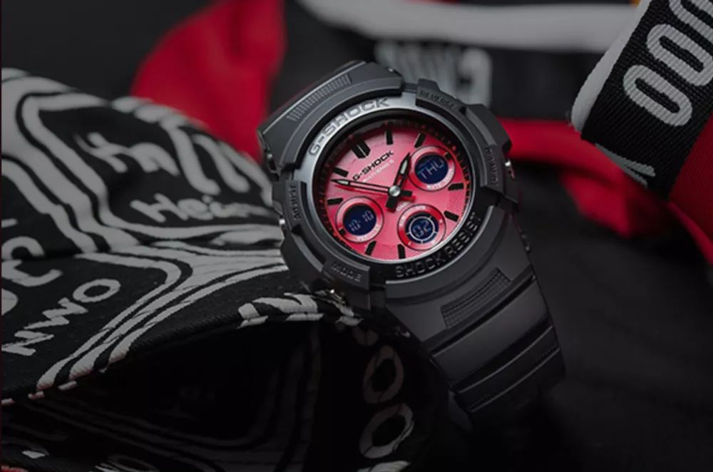 坐拥数千球鞋，满屋潮流玩具！他可能才是国内最潮的明星