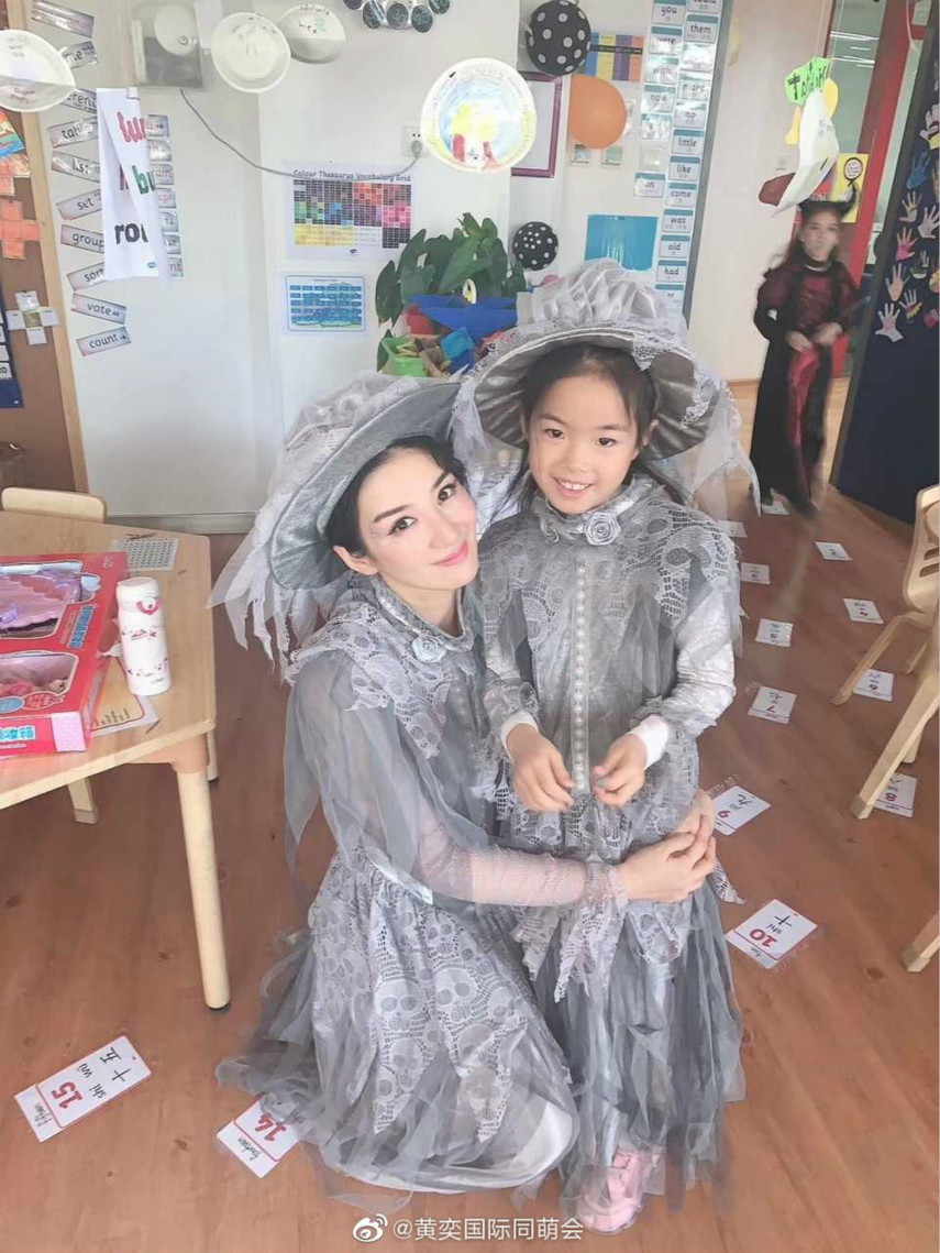 黄奕带女儿穿衣打扮,黄奕母女穿亲子装照相