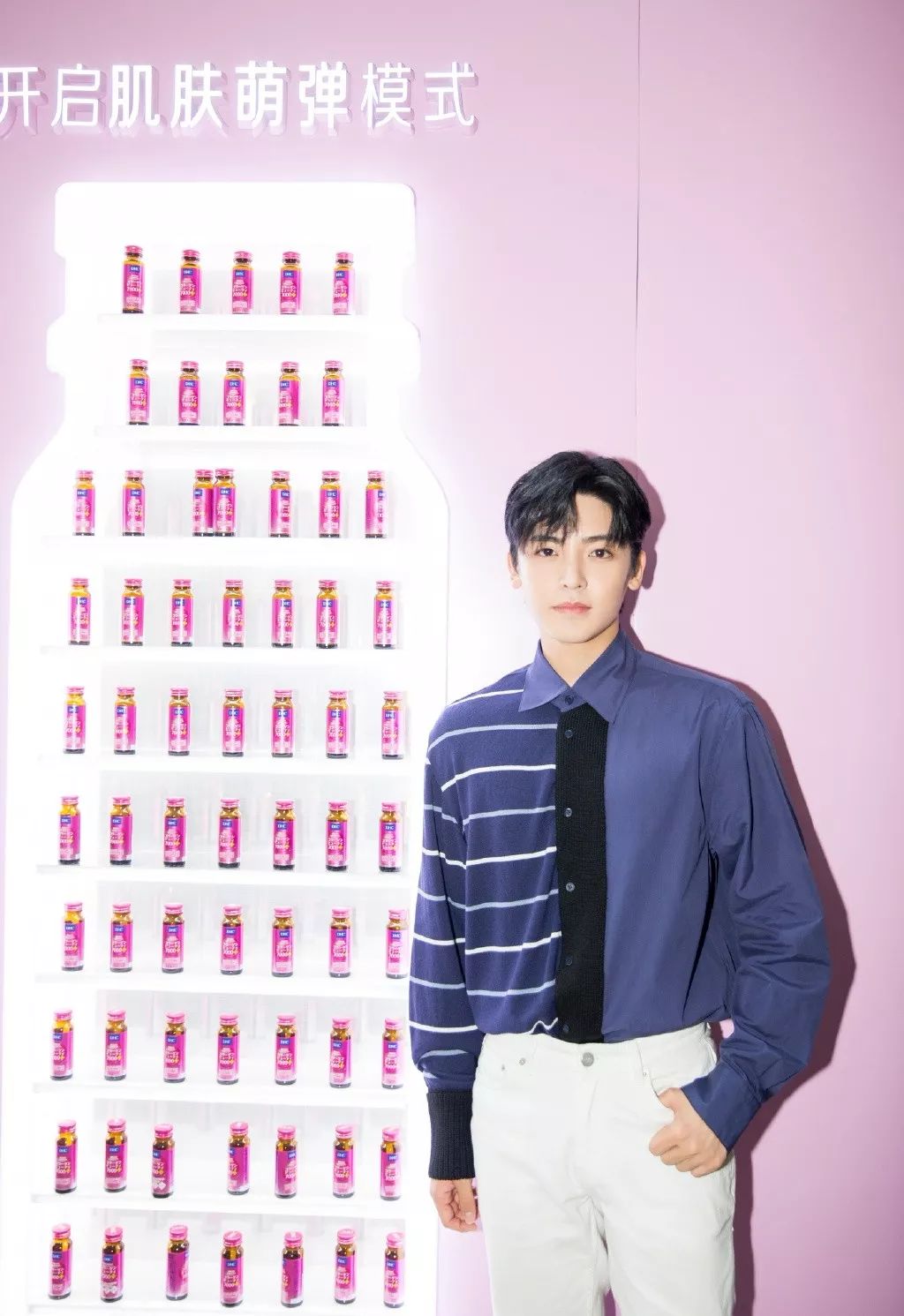 侯明昊戴眼镜喝饮料,侯明昊喝的什么饮料