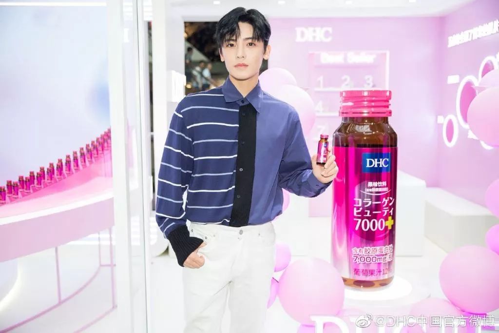 侯明昊戴眼镜喝饮料,侯明昊喝的什么饮料