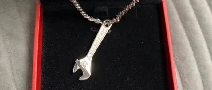 电网男女送礼都有啥？网友：送个锤子