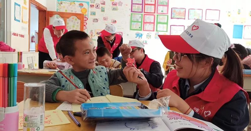 电网男女送礼都有啥？网友：送个锤子