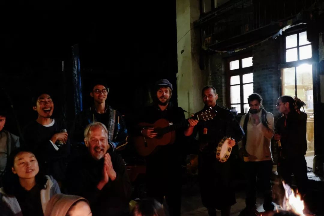 在“山洞”里过了两年乌托邦的生活，我渐渐明白了安定的意义