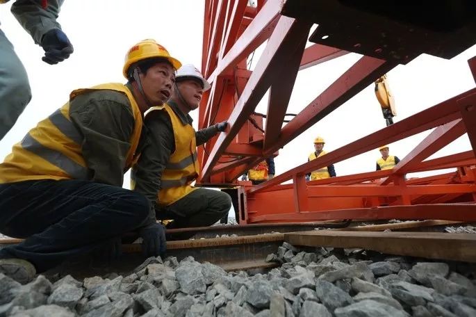 渝怀铁路新增二线施工现场,中铁二十局中标渝怀铁路二线