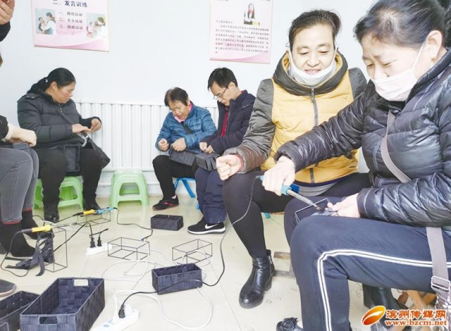 智力障碍也能做手工挣工资滨州市区一辅助就业班助残疾人自力更生