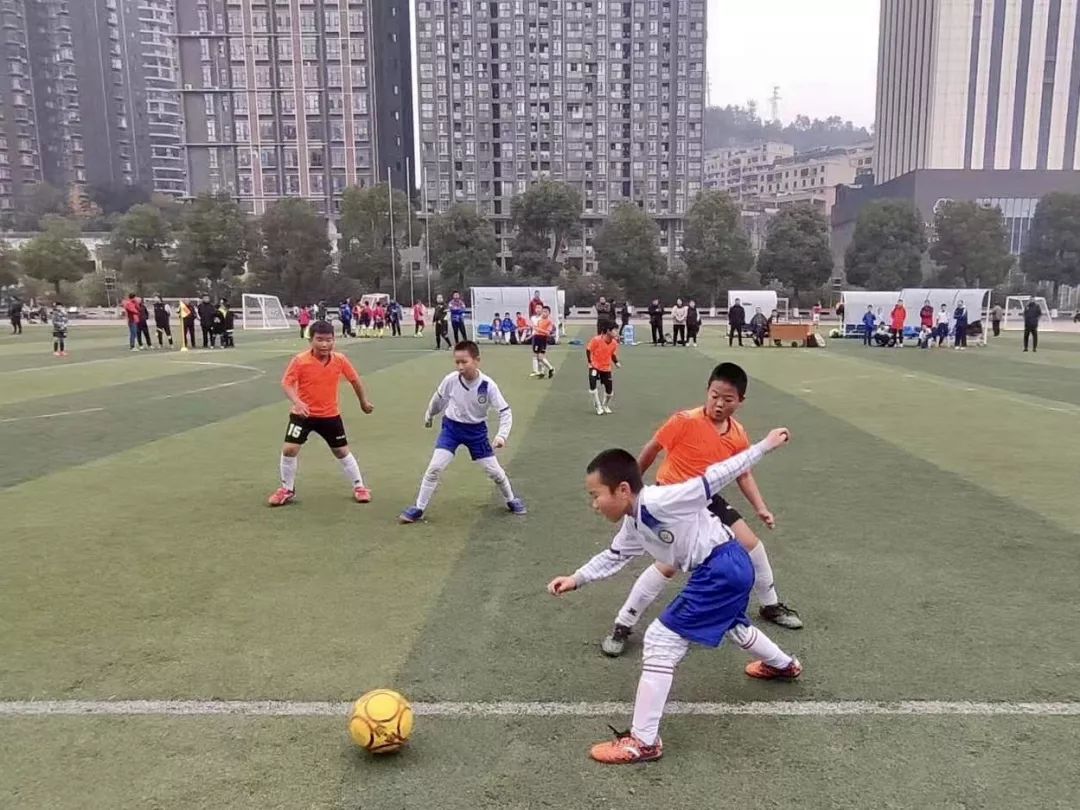 天啊！上周末700多个学生把足球玩成了这样