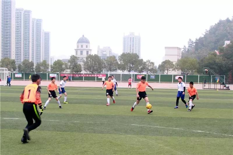 天啊！上周末700多个学生把足球玩成了这样