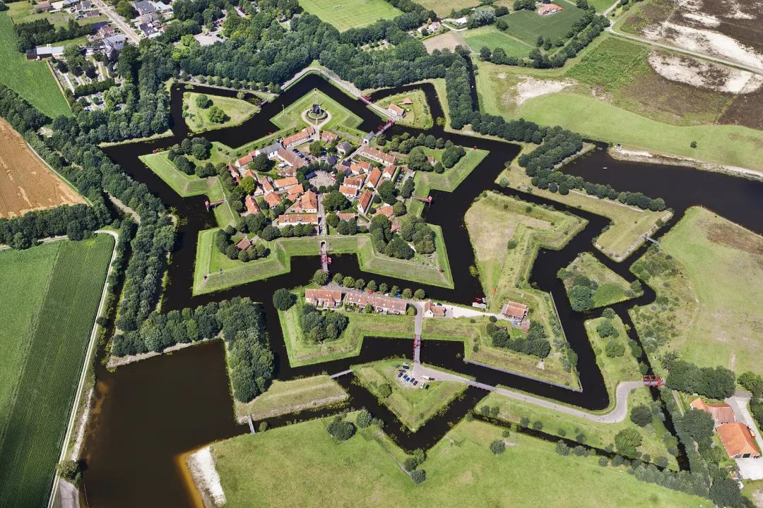 当镜头的高度上升，你将看到什么？