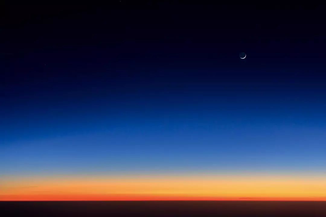 当镜头的高度上升，你将看到什么？