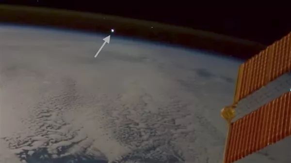 当镜头的高度上升，你将看到什么？