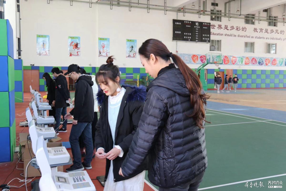 单脚站、重跳，济宁孔子国际学校教职工接受体质测试