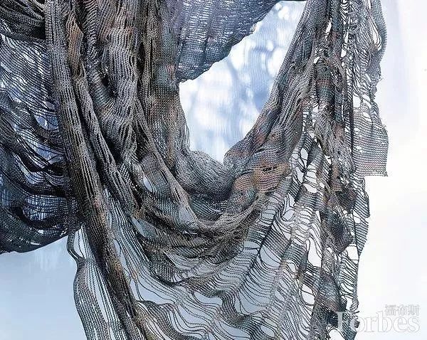 福布斯生活|她手中的这块布料，看到了彩虹、废墟和大千世界