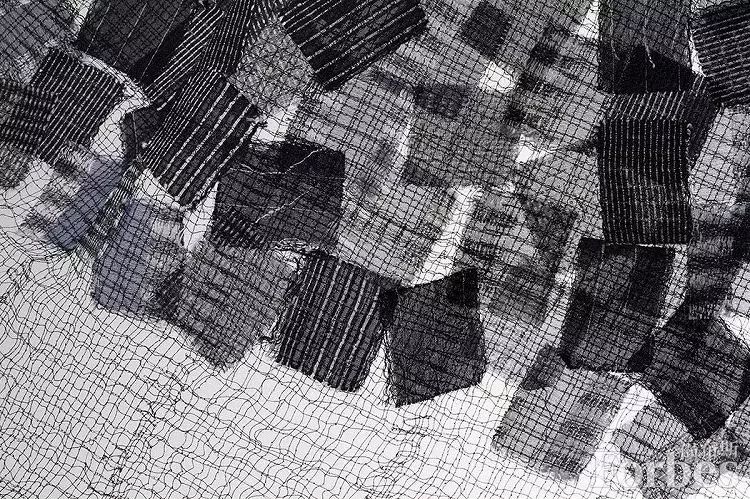 福布斯生活|她手中的这块布料，看到了彩虹、废墟和大千世界