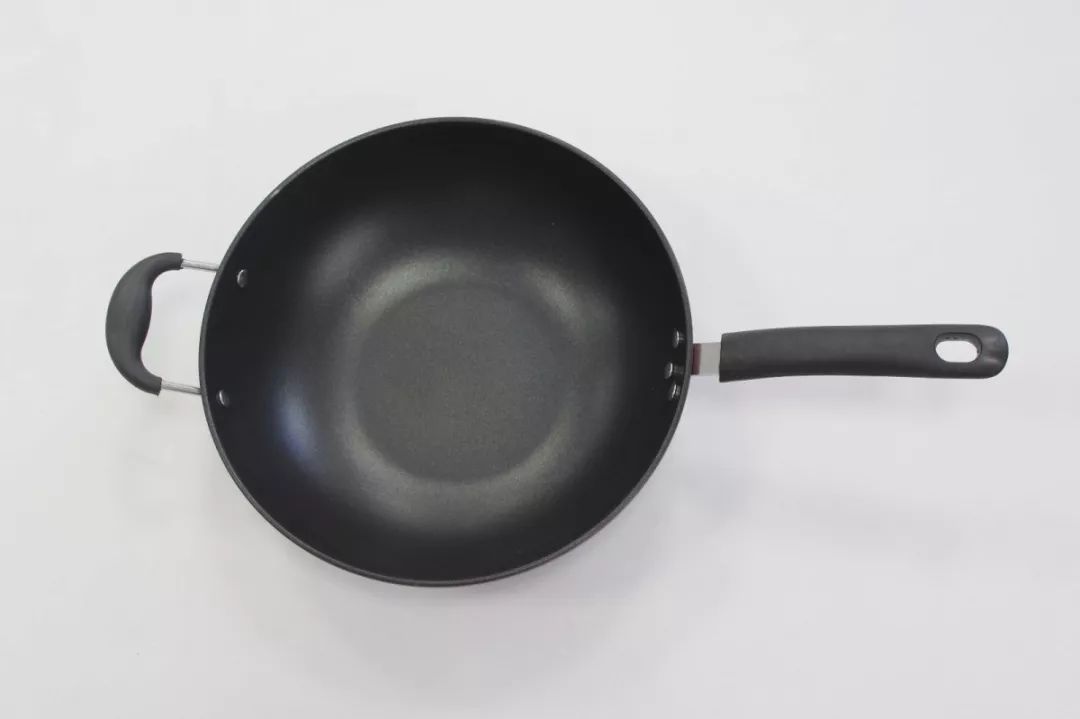 全网公认最好用无涂层铁锅爱仕达,爱仕达与炊大皇的铁锅哪个比较好