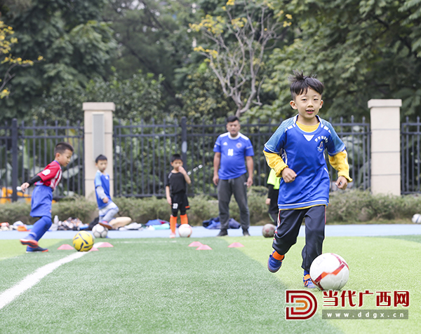 冬日绿茵场上驰骋感受运动的魅力,足球小课堂巅峰