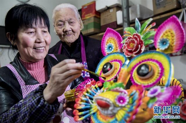 “秦东巧娘”李金贤巧手捏出新生活