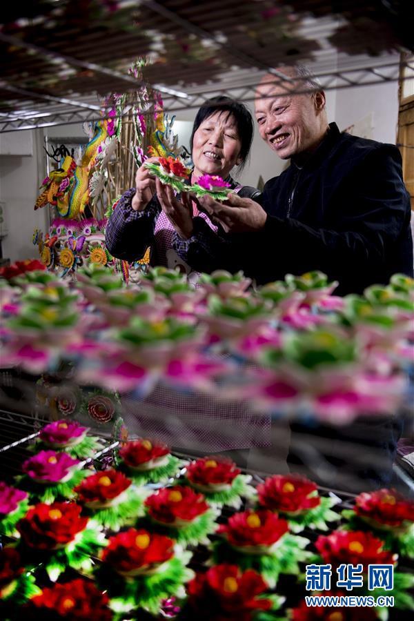 “秦东巧娘”李金贤巧手捏出新生活