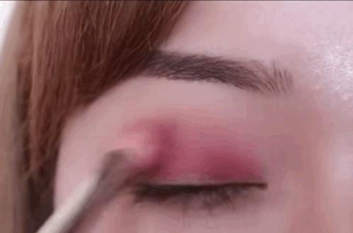 在李纯的高铁化妆视频里，我发现了女明星画眼影的新潮流