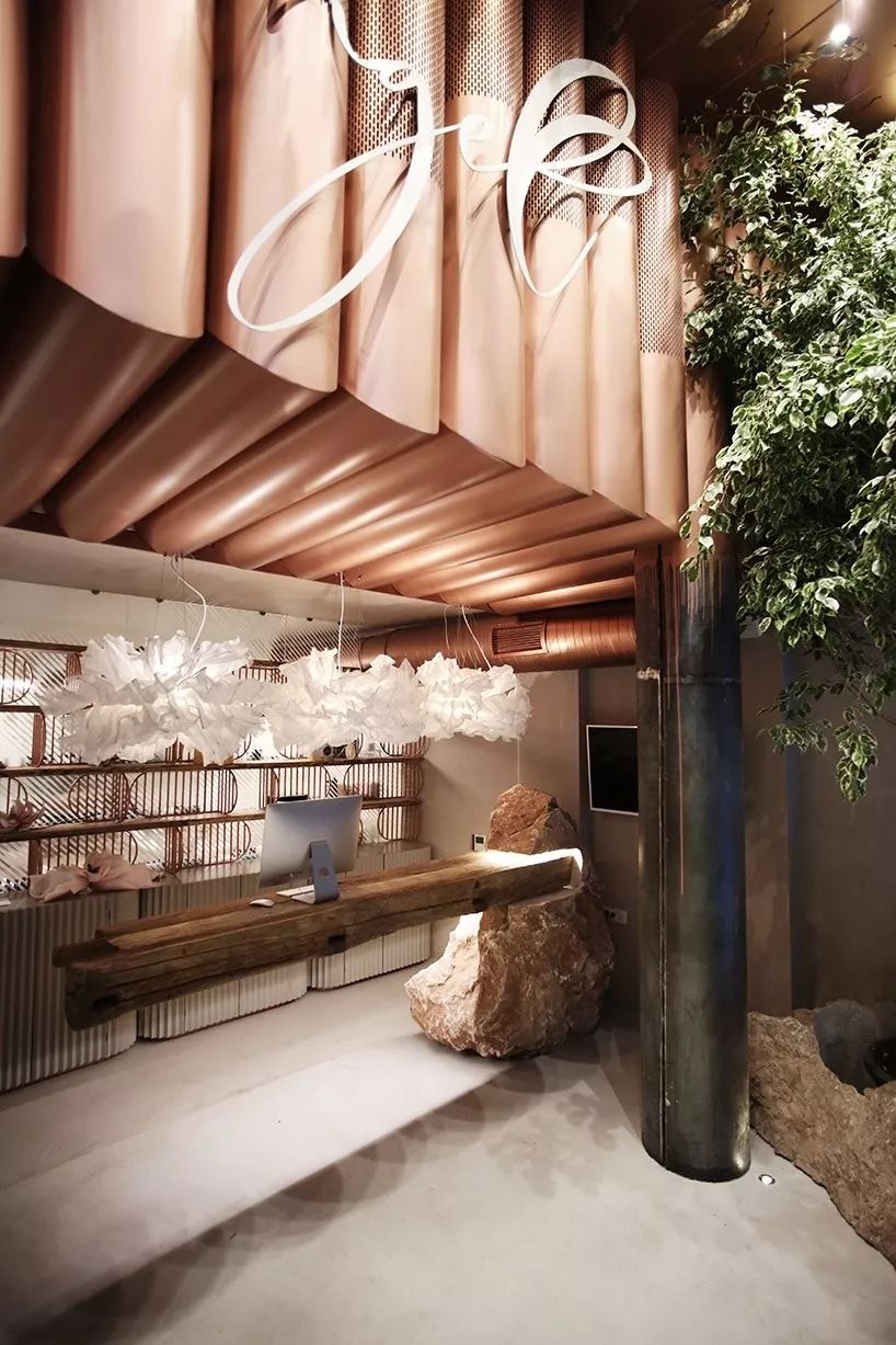 倪妮泳装“湿身”撩人；陈冠希“炒鞋”引群架；无印良品搞装修